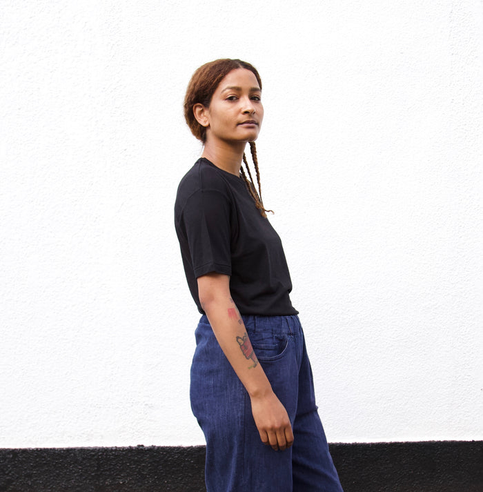 a women wearing a black t shirt